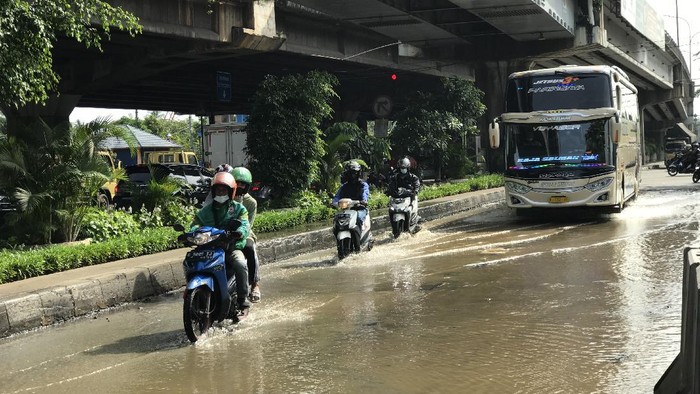 Jalan RE Martadinata Jakut Masih Tergenang Pagi Ini