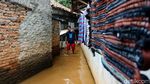 Kawasan Kembangan Selatan Banjir, Warga Sibuk Bebersih