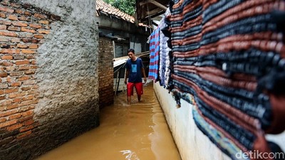 Kawasan Kembangan Selatan Banjir, Warga Sibuk Bebersih