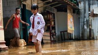Banjir sempat mencapai 1 meter pada Minggu (7/11) malam. Kini, banjir di Kembangan Selatan mulai surut.