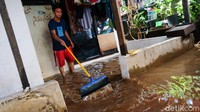 Warga sibuk bersih-bersih rumah.