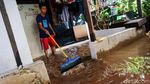 Kawasan Kembangan Selatan Banjir, Warga Sibuk Bebersih
