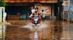 Kawasan Kembangan Selatan Banjir, Warga Sibuk Bebersih