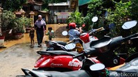 Sebagian motor diparkir di lokasi yang tidak terdampak banjir.