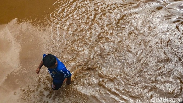 Banjir setinggi kurang lebih 40 cm terjadi di Kelurahan Kembangan Selatan, Jakarta Barat. Banjir perlahan surut dan warga mulai sibuk bersih-bersih.