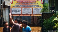 Banjir terjadi di Jalan Haji Briti B, Kelurahan Kembangan Selatan, Kecamatan Kembangan, Jakarta, Senin (8/11/2021), berdasarkan pantauan pukul 09.50 WIB sampai 10.30 WIB.