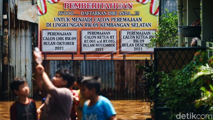 Kawasan Kembangan Selatan Banjir, Warga Sibuk Bebersih Banjir setinggi kurang lebih 40 cm terjadi di Kelurahan Kembangan Selatan, Jakarta Barat. Banjir perlahan surut dan warga mulai sibuk bersih-bersih.