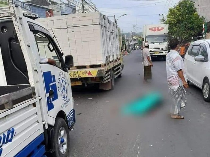 Kecelakaan maut terjadi di Jalan Raya Daendels Lamongan. Kecelakaan melibatkan 2 motor dan menyebabkan seorang pelajar tewas di lokasi kejadian.