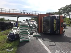 Terlibat Kecelakaan di Tol Cipali, 2 Truk Terguling-Menutup Sebagian Jalan