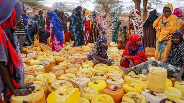 Kekeringan Lebih Ngeri daripada Pandemi di Kenya Kenyan women of Somali origin wait with their containers for a water distribution from the government near Kuruti, in Garissa County, Kenya Wednesday, Oct. 27, 2021. As world leaders address a global climate summit in Britain, drought has descended yet again in northern Kenya, the latest in a series of climate shocks rippling through the Horn of Africa. (AP Photo/Brian Inganga)