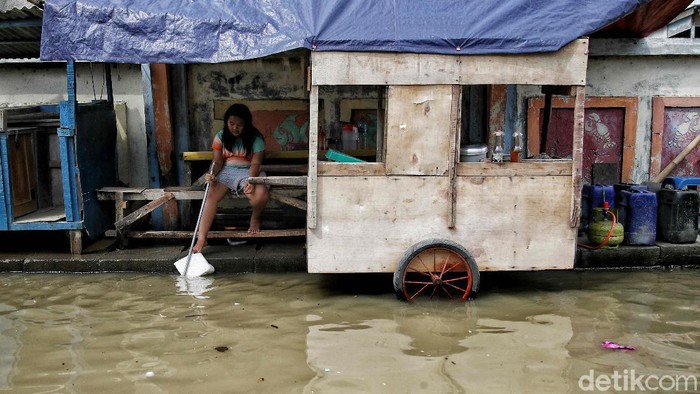Terjangan Banjir Rob di kawasan Muara Angke, Jakarta Utara, tidak membuat sejumlah warga dari berbagai profesi tinggal diam demi menjemput rezeki.