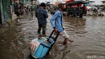 Kerja Keras Penjemput Rezeki di Tengah Hantaman Banjir Rob