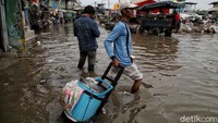 Rob ini terjadi karena naiknya permukaan air laut. Selain itu ditambah Jakarta yang telah memasuki musim penghujan.
