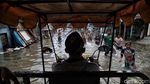 Kerja Keras Penjemput Rezeki di Tengah Hantaman Banjir Rob