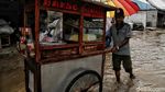 Kerja Keras Penjemput Rezeki di Tengah Hantaman Banjir Rob
