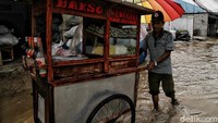 Pantauan di lapangan, banyak warga yang tetap beraktivitas di banjir rob itu. Bahkan dari mereka mengatakan bahwa banjir rob bukan halangan untuk mencari rezeki.