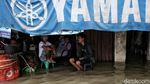 Kerja Keras Penjemput Rezeki di Tengah Hantaman Banjir Rob