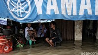 Saat ini warga hanya bisa berharap adanya solusi pemerintah terhadap banjir rob ini.
