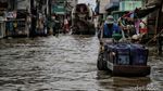 Kerja Keras Penjemput Rezeki di Tengah Hantaman Banjir Rob
