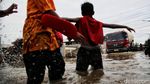 Kerja Keras Penjemput Rezeki di Tengah Hantaman Banjir Rob