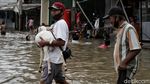 Kerja Keras Penjemput Rezeki di Tengah Hantaman Banjir Rob