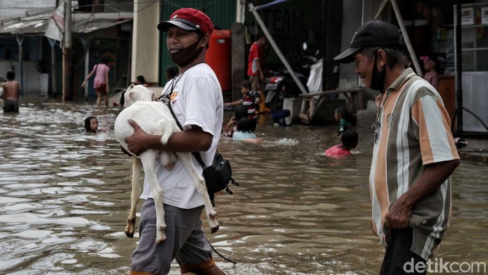 Terjangan Banjir Rob di kawasan Muara Angke, Jakarta Utara, tidak membuat sejumlah warga dari berbagai profesi tinggal diam demi menjemput rezeki.