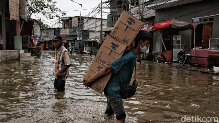 Terjangan Banjir Rob di kawasan Muara Angke, Jakarta Utara, tidak membuat sejumlah warga dari berbagai profesi tinggal diam demi menjemput rezeki.