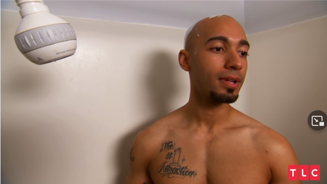 3. Pria Irit Cuma Punya 2 UnderwearSeorang pria bernama Matt hanya punya dua celana dalam yang digunakan bergantian setiap hari. Sebelum memakainya, Matt akan terlebih dahulu mengendusnya untuk mengetahui apakan celana dalamnya tersebut masih layak dipakai lagi atau tidak. Tak hanya itu saja, untuk tisu pun Matt bisa memakainya berulang kali. Tisu yang sudah basah akan kembali dikeringkan oleh Matt sebelum dia bisa menggunakannya kembali.Saya menyimpan tisu saya di dekat jendela agar matahari dapat mengenainya. Jadi ketika saya mengenakannya untuk hidung saya, saya mengeringkannya dan menggunakannya lagi. Jika benar-benar basah, saya mungkin akan memerasnya terlebih dahulu, terang Matt.Foto: YouTube TLC