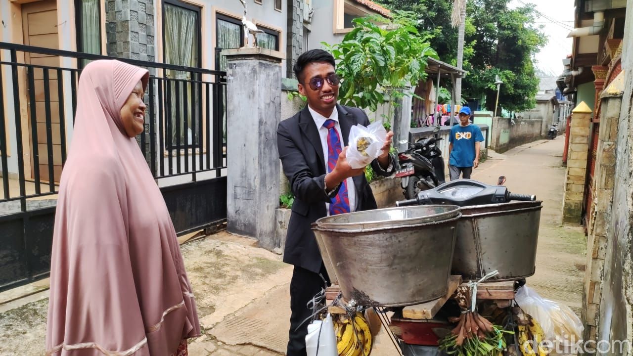 Kisah Kevin yang Bangga Jualan Ikan Bandeng Pakai Baju Mirip Pejabat