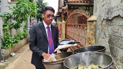 Bak Orang Kantoran! Tukang Bandeng Presto hingga Tahu Ini Pakai Jas dan Dasi