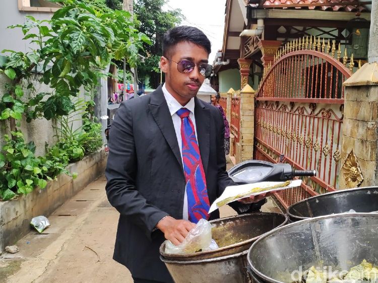 Bak Orang Kantoran! Tukang Bandeng Presto hingga Tahu Ini Pakai Jas dan Dasi