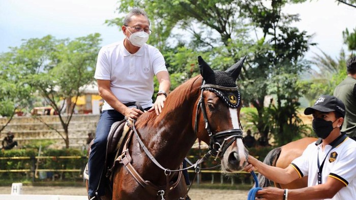 Ketum PAN Zulkifli Hasan didampingi Ketua Bapillu DPP PAN Pasha mengunjungi Kendal, Minggu (7/11). Keduanya sempat naik kuda besama sambil menikmati keindahan alam Desa Wisata Leban.