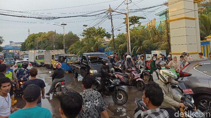 Lalin di Kawasan Pelabuhan Muara Baru Macet