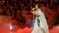Lyodra Ginting bernyanyi di atas panggung megah. Foto: Instagram Lyodra Ginting