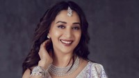 Di era 90-an, Madhuri Dixit adalah aktris India termahal. Kini meski generasi sudah berganti, dia tetap masuk ke dalam daftar bintang Bollywood dengan pendapatan tertinggi di 35 juta dolar per tahun (sekitar Rp 498 miliar). (Foto: dok. Instagram @madhuridixitnene)