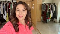 Tahun 2020 Madhuri Dixit juga debut sebagai penyanyi lewat single Candle yang dirilis di masa pandemi. Lagu ini dikhususkan buat para tenaga kesehatan yang berjuang selama masa COVID-19. (Foto: dok. Instagram @madhuridixitnene) 
