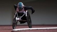 Maria Goreti memacu kecepatan pada babak final balap kursi roda 1500 meter putri klasifikasi T54 Peparnas Papua.