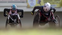 Atlet kursi roda putri DKI Jakarta itu berhasil memecahkan rekor nasional 1500 meter putri klasifikasi T54 dengan catatan waktu 4 menit 28,65 detik.