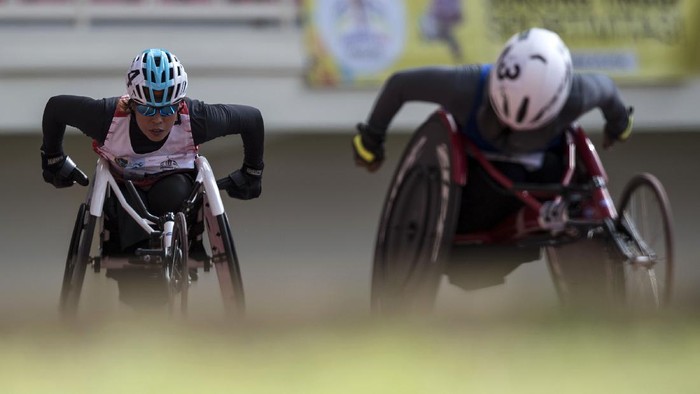 Maria Goreti Pecahkan Rekor Nasional 1500 Meter T54 Atlet kursi roda putri DKI Jakarta Maria Goreti Samiyati memacu kecepatan pada babak final balap kursi roda 1.500 meter putri klasifikasi T54 Peparnas Papua di Stadion Lukas Enembe, Kabupaten Jayapura, Papua, Senin (8/11/2021). Maria Goreti Samiyati berhasil memecahkan rekor nasional 1.500 meter putri klasifikasi T54 dengan catatan waktu empat menit 28,65 detik. ANTARA FOTO/Wahyu Putro A/nym.