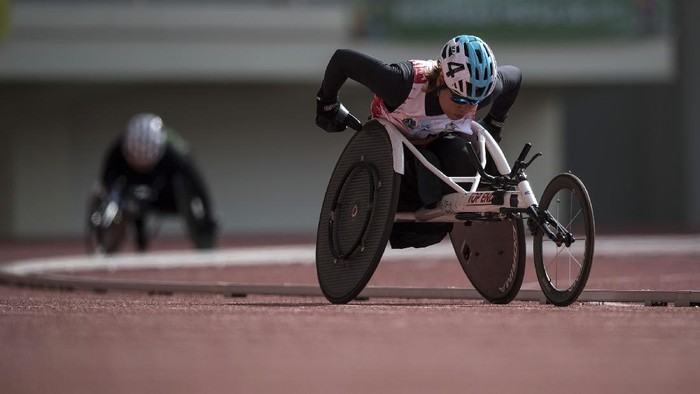 Atlet kursi roda putri DKI Jakarta Maria Goreti Samiyati memacu kecepatan pada babak final balap kursi roda 1.500 meter putri klasifikasi T54 Peparnas Papua di Stadion Lukas Enembe, Kabupaten Jayapura, Papua, Senin (8/11/2021). Maria Goreti Samiyati berhasil memecahkan rekor nasional 1.500 meter putri klasifikasi T54 dengan catatan waktu empat menit 28,65 detik. ANTARA FOTO/Wahyu Putro A/nym.