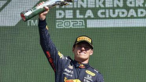 Red Bull's Dutch driver Max Verstappen celebrates on the podium after winning the Formula One Mexico Grand Prix at the Hermanos Rodriguez racetrack in Mexico City on November 7, 2021. (Photo by ALFREDO ESTRELLA / AFP)