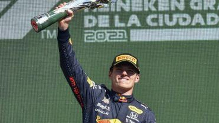 Red Bulls Dutch driver Max Verstappen celebrates on the podium after winning the Formula One Mexico Grand Prix at the Hermanos Rodriguez racetrack in Mexico City on November 7, 2021. (Photo by ALFREDO ESTRELLA / AFP)