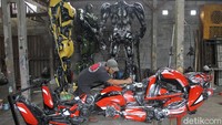 Replika robot dijual berkisar Rp 25 - 60 juta tergantung dari kesulitannya.