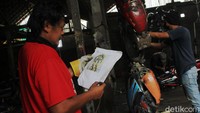 Tak asal padu padan, komposisi dari sejumlah rongsokan motor ini benar-benar disatukan dengan presisi.