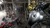 Sejumlah pengrajin menyelesaikan pembuatan replika robot berbahan rongsokan sepeda motor di Gilangharjo, Bantul, Yogyakarta, Senin (8/11/2021).