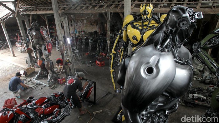 Sejumlah perajin di kawasan Gilangharjo, Bantul, Yogyakarta, membuat seni instalasi robot dari rongsokan motor bekas. Yuk, lihat lebih dekat!