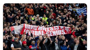 Fans Liverpool sempat membentangkan ejekan kepada Moyes. Tahunya beneran jenius. (Foto: Twitter)