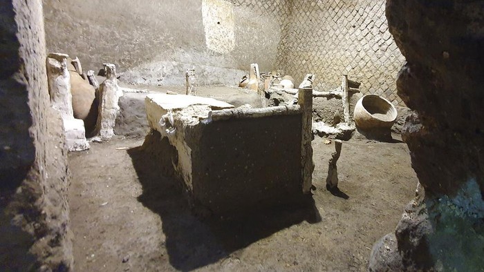 Mengintip Penemuan Kamar Budak di Kota Romawi Pompeii A view of the latest finding in Pompeii, Italy. Archeologists, excavating a villa amid the ruins of the 79 A.D. volcanic eruption, have discovered a room that served as both a dormitory and storage area, which officials said Saturday offered βa very rare insight the daily life of slaves.β Italyβs culture minister, Dario Franceschini, said the find was βan important discovery that enriches the knowledge of the daily life of ancient Pompeiians, in particular the level of society still little known.β