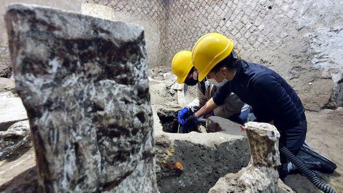 Mengintip Penemuan Kamar Budak di Kota Romawi Pompeii A view of the latest finding in Pompeii, Italy. Archeologists, excavating a villa amid the ruins of the 79 A.D. volcanic eruption, have discovered a room that served as both a dormitory and storage area, which officials said Saturday offered βa very rare insight the daily life of slaves.β Italyβs culture minister, Dario Franceschini, said the find was βan important discovery that enriches the knowledge of the daily life of ancient Pompeiians, in particular the level of society still little known.β