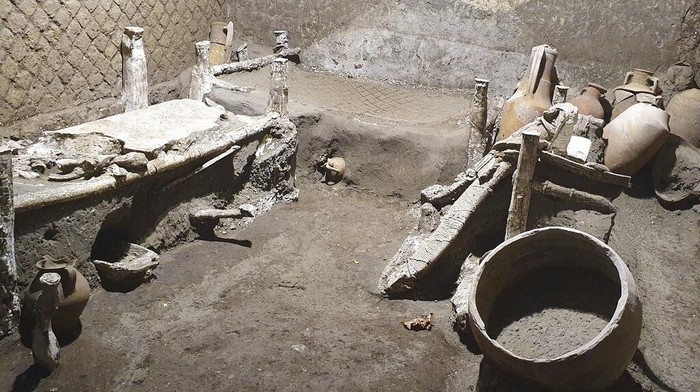 Mengintip Penemuan Kamar Budak di Kota Romawi Pompeii A view of the latest finding in Pompeii, Italy. Archeologists, excavating a villa amid the ruins of the 79 A.D. volcanic eruption, have discovered a room that served as both a dormitory and storage area, which officials said Saturday offered “a very rare insight the daily life of slaves.” Italy’s culture minister, Dario Franceschini, said the find was “an important discovery that enriches the knowledge of the daily life of ancient Pompeiians, in particular the level of society still little known.”